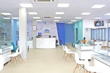 Vision Care unveils refurbished Vavuniya branch at a convenient new location