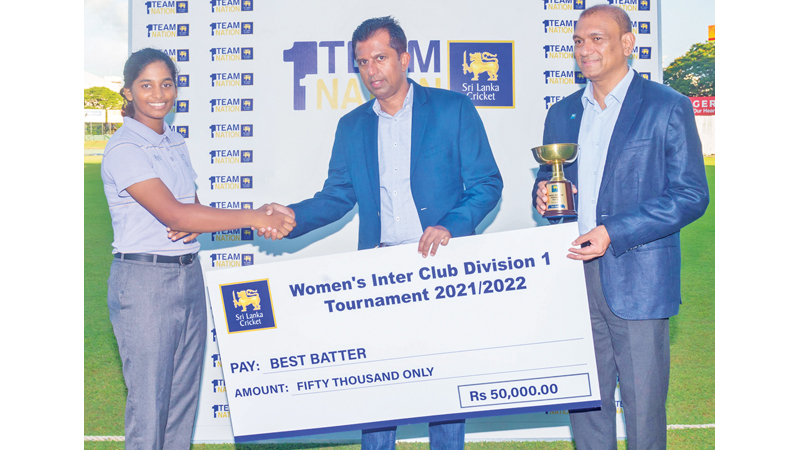 Vishmi Gunaratne of Chailaw Marians CC receiving Best Batter award from  SLC Chairman of the tournament committee  Samantha Dodanwela  and Head of National cricket Operations Chintaka Edirimanne. (pic courtesy SLC)
