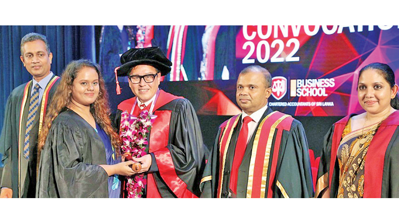 A CBA recipient receiving the certificate from Chief Guest, Prof. Ren Yi, Pro Vice-Chancellor (International) of the University of Southern Queensland, Australia in the presence of Sanjaya Bandara, President of CA Sri Lanka, Heshana Kuruppu, Vice President of CA Sri Lanka, and Dulani Fernando, Chief Executive Officer of CA Sri Lanka.