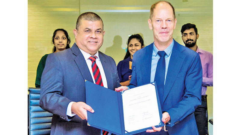 Officials of UNICEF and NIBM exchange the partnership.