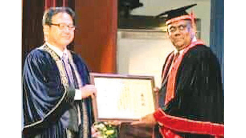 Prof. H.D. Karunaratne receiving the award from Japanese Ambassador Mizukoshi Hideaki.