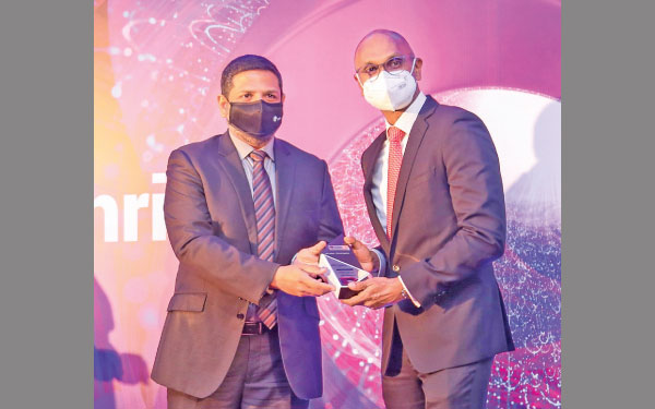 Sohantha Wijesingha Senior Vice President Head of Corporate Banking, DFCC Bank receives the memento from Fadhil Jiffry, FCMA, CGMA Chair of CIMA Sri Lanka country network committee.