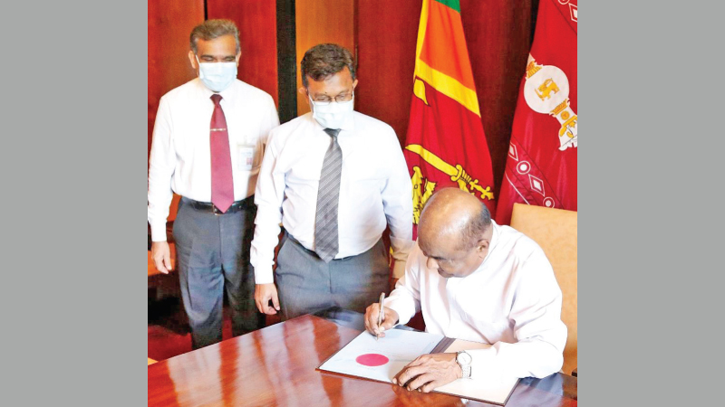 Speaker Mahinda Yapa Abeywardena signing the Sri Lanka Electricity (Amendment) Bill to Amend the Sri Lanka Electricity Act No. 20 of 2009.