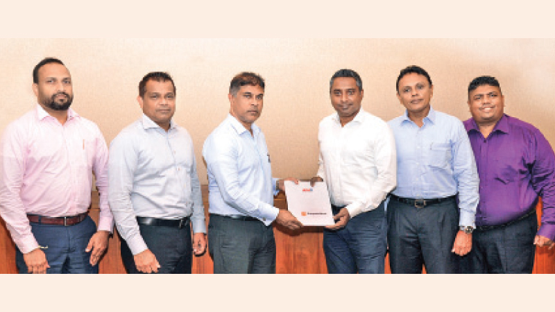 Tharaka Ranwala with Sujith Silva following the signing of the MoU. Also pictured are Lasitha Suraweera, Pujitha Rajapaksa, Roshan Kaluarachchi, and Sanjay Hettiarachchi.
