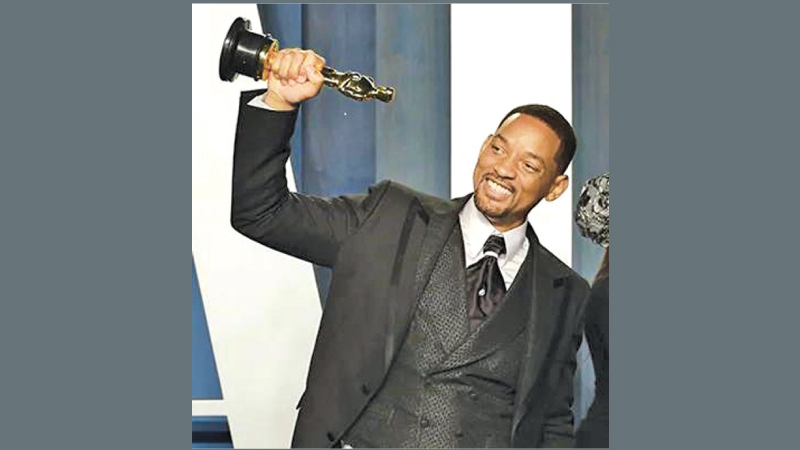 Will Smith with his Best Actor Oscar. 