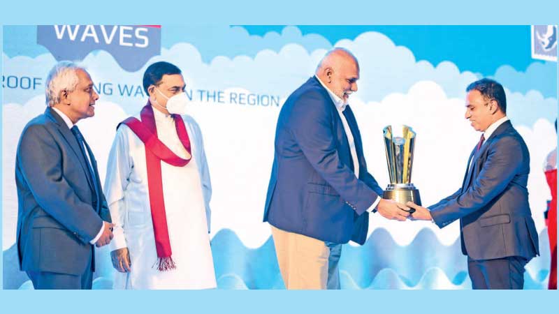EDB Chairman Suresh De Mel presenting a token of appreciation to Rhino Director Jude Fernando while Finance Minister Basil Rajapaksa looks on.