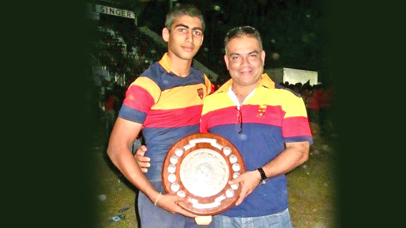 Tarinda (on left) and his father Ashan Ratwatte with the Bradby Shield.