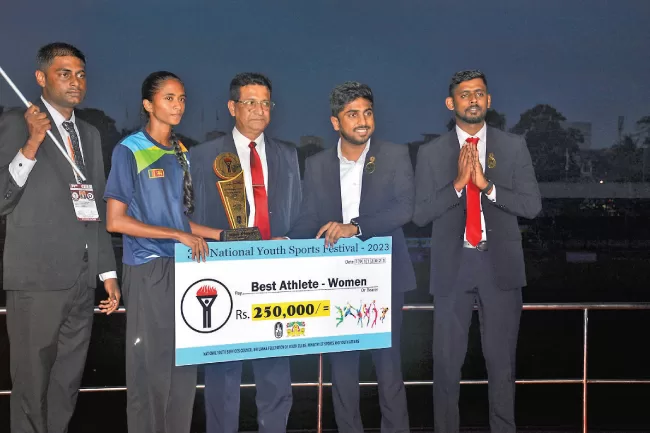 Women’s Best Athlete BS Lakshima receiving the award from the chief guest.