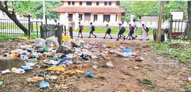 The scattered waste visible in front of the Dambulla Raja Maha Vihara.