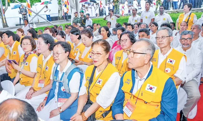 A South Korean delegation who donated medical euipment