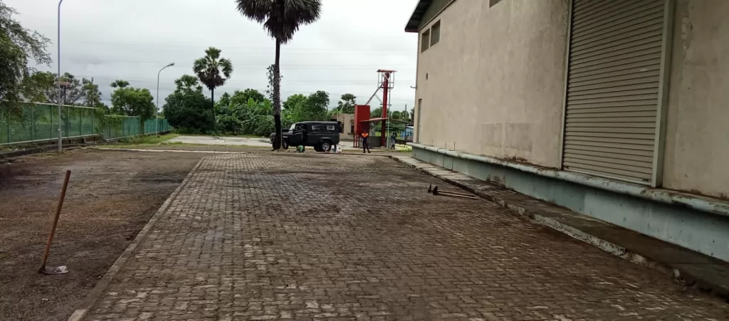 Sri Lanka Army Assists in Cleaning Paddy Warehouses for Maha Season ...