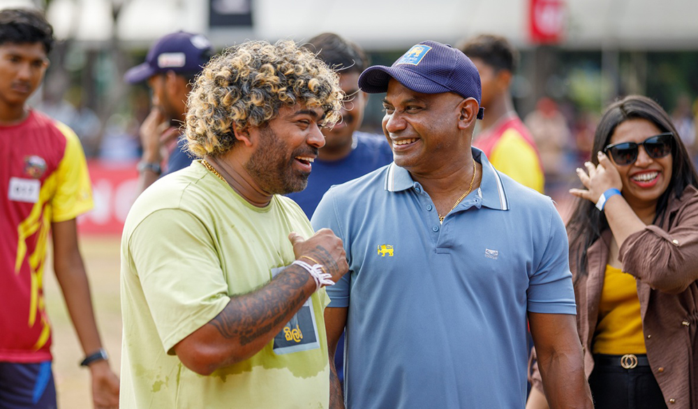 Sanath Jayasuriya and Lasith Malinga at the ‘Singer Pace Hunt with Lasith Malinga’ fast-bowling talent search programme