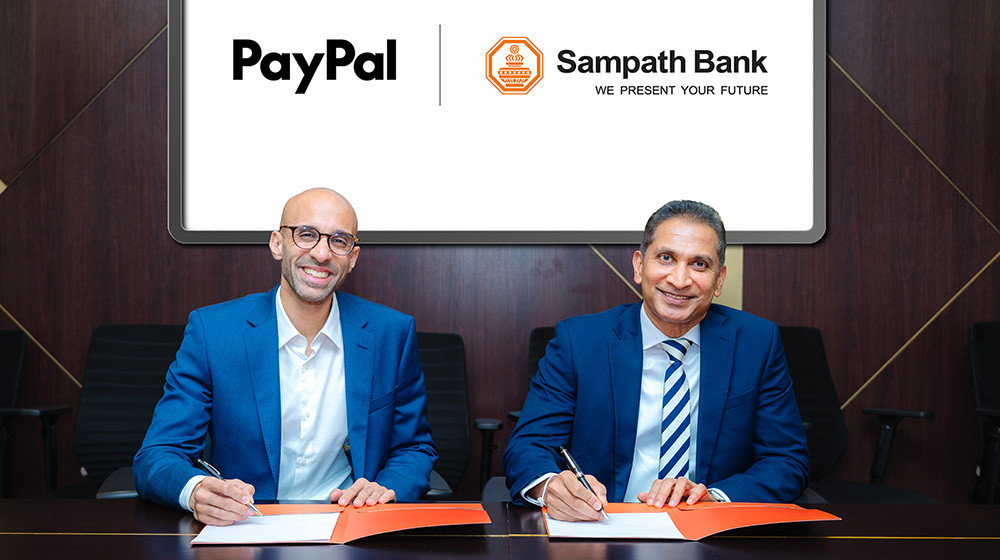 Amir Valliani, Vice President and General Manager of PayPal and Sanjaya Gunawardana, Managing Director/Chief Executive Officer of Sampath Bank PLC, at the official signing ceremony for the PayPal integration via Sampath Vishwa