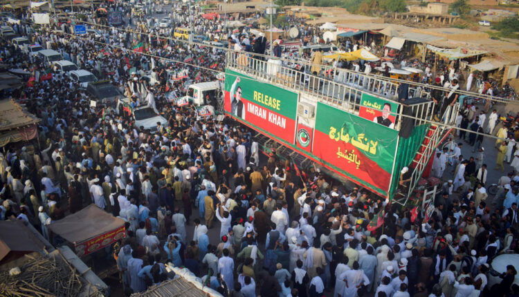 Thousands join march in Pakistan 1